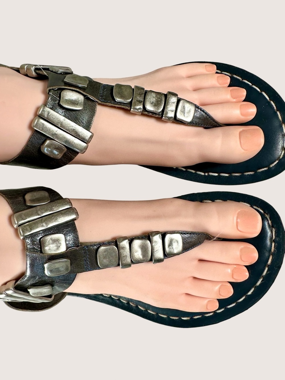 Bernardo Milan Women’s Flat T-Strap Leather Sandals - Picture 6 of 9
